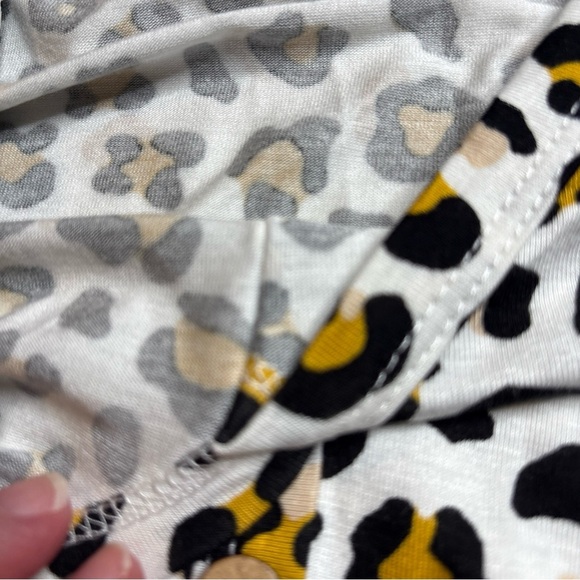 E. Luna Woman's Short Sleeve Tie Knot Hem Tunic Top Leopard Plus 2X - Picture 3 of 13